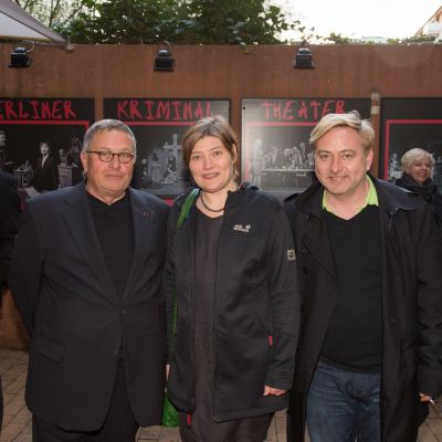 Jürgen Haus und Johanna Barthelmes mit Wolfgang Rumpf, Intendant des Berliner Kriminal Theaters