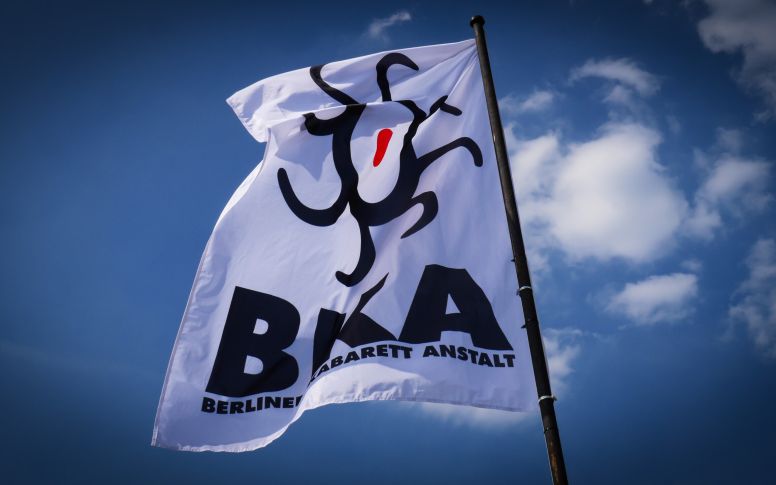 BKA Theater: Fahne dem Dach © Sven Ihlenfeld